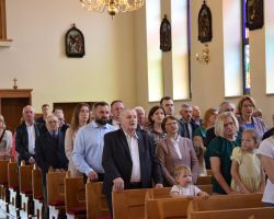 Ludzie zgromadzeni na mszy świętej