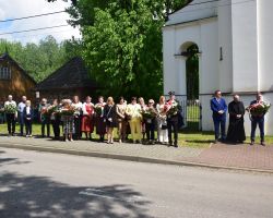Ludzie zgromadzeni na uroczystości
