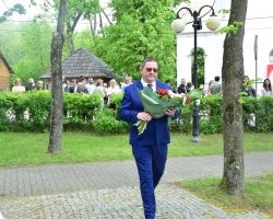 Przedstawiciel PCPR Garwolin składa kwiaty