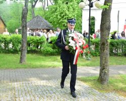 Przedstawiciel OSP składa kwiaty
