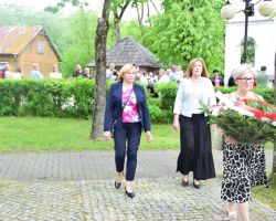Przedstawiciele GOPS Borowie składają kwiaty