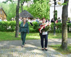Przedstawiciele SPZOZ składają kwiaty