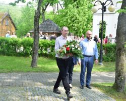 Mężczyźni składają kwiaty