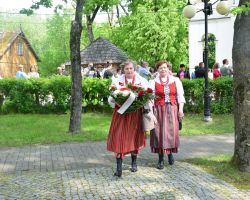 Przedstawiciele KGW Iwowe składają kwiaty