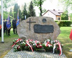 Pomnik Niepodległości ze złożonymi kwiatami