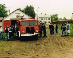 Zdjęcie przedstawia samochód OSP Borowie przed starą remizą – 1996 r.