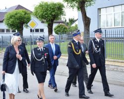 Przedstawiciele samorządu oraz strażacy