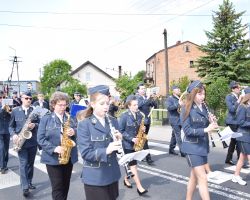 Gminna Orkiestra Dęta z Borowia w korowodzie