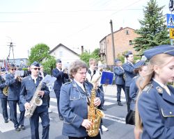 Gminna Orkiestra Dęta z Borowia w korowodzie