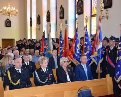 Przedstawiciele samorządu oraz sztandary OSP w kościele