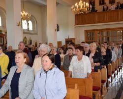 Ludzie w kościele podczas mszy