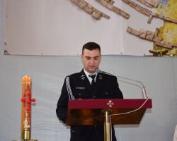 Strażak przy mównicy w kościele