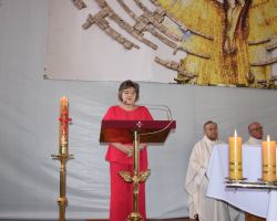 Kobieta przy mównicy w kościele