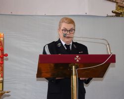 Kobieta przy mównicy w kościele