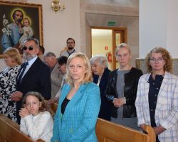 Ludzie w kościele podczas mszy świętej