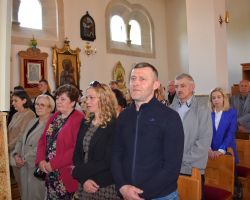 Ludzie w kościele podczas mszy świętej