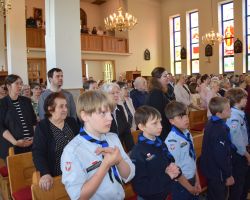 Ludzie w kościele podczas mszy świętej