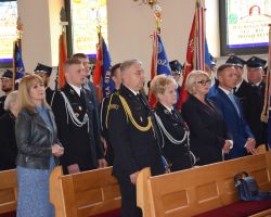 Przedstawiciele samorzadu oraz sztandary OSP w kościele