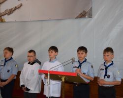 Młodzi skauci przy mównicy