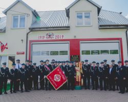 Zdjęcie przedstawia druhów OSP Borowie podczas uroczystości 100-lecia – 2019 r.