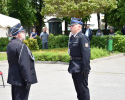 Dwóch mężczyzn stojących naprzeciwko siebie