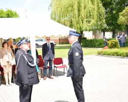 Dwóch mężczyzn stojących naprzeciwko siebie