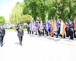 Przemarsz dowództwa przed sztandarami OSP