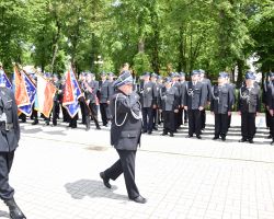 Przemarsz dowództwa przed sztandarami OSP