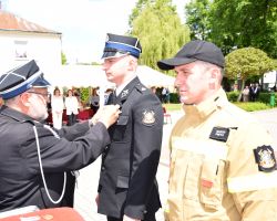 Moment odznaczenia strażaka
