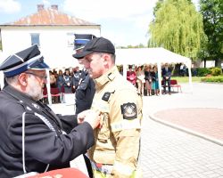 Moment odznaczenia strażaka