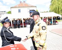 Moment odznaczenia strażaka