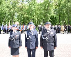 Odznaczony strażak wraz z osobami go honorującymi