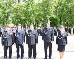 Odznaczeni strażacy wraz z osobami ich honorującymi