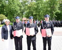Prezesi OSP z protokołami przekazania samochodów