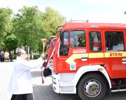 Moment poświęcenia samochodów OSP