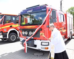 Moment poświęcenia samochodów OSP