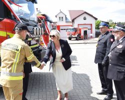 Uściśnięcie ręki pomiędzy wójtem a strażakiem