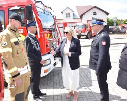 Moment gratulacji przy przekazaniu samochodu dla OSP