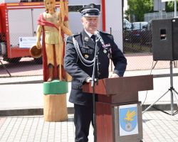 Mężczyzna przy mównicy