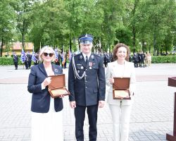 Kobiety w grawerkami oraz mężczyzna
