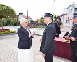 Wójt wręcza podziękowanie strażakowi