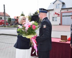 Wójt wręcza podziękowanie strażakowi