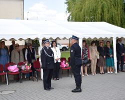Ludzie pod namiotem, mężczyźni stojący naprzeciwko siebie
