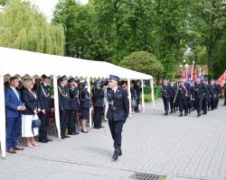 Przemarsz sztandarów z terenu gminy