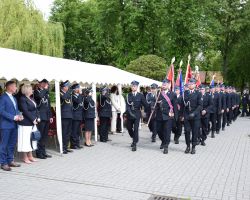 Przemarsz sztandarów z terenu gminy