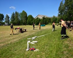 Przygotowania do zawodów przez strażaków