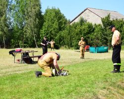 Przygotowania węży strażackich do zawodów