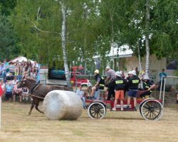 Zdjęcie przedstawia zawody strażackie w Filipówce – miejscowa drużyna strażacka – 2013 r.