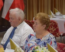 Para medalowa za stołami
