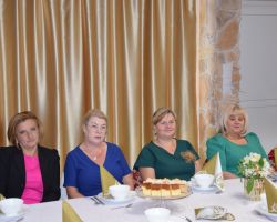 Osoby towarzyszące za stołami